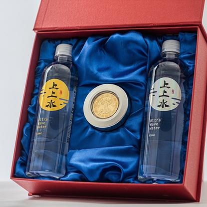 一個裡面有紫南宮開運錢母印泥，兩瓶開運上上水的禮盒