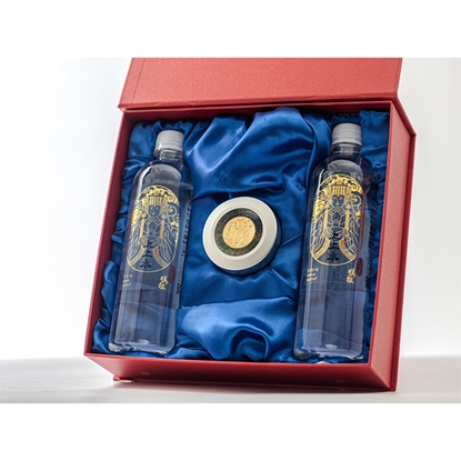 一個有白沙屯媽祖琉璃錢母印泥, 兩瓶上上水的精美禮盒