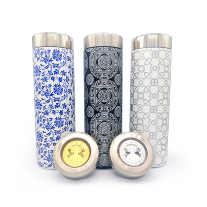 兩個紫南宮土地公的錢母瓶蓋, 一個金色一個銀色, 還有三個保溫瓶, 一個青花瓷款式, 一個晶鑽黑款式, 一個幾何白款式