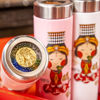 一個有白沙屯媽祖的琉璃錢母, 在保溫瓶蓋上面的保溫瓶